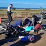 estaba-estacionada-sobre-la-banquina-y-una-moto-la-choco-desde-atras:-una-motociclista-resulto-lesionada-en-posadas