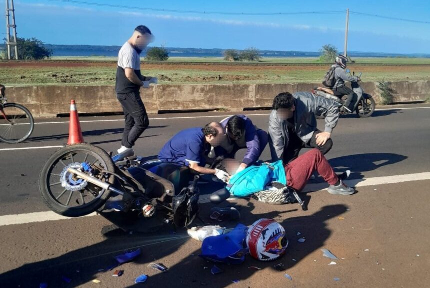 estaba-estacionada-sobre-la-banquina-y-una-moto-la-choco-desde-atras:-una-motociclista-resulto-lesionada-en-posadas