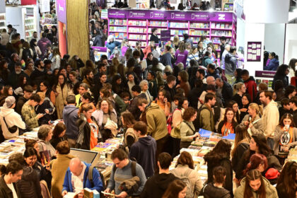 el-nobel-mo-yan,-felipe-pigna-y-miles-de-lectores-colmaron-el-ultimo-sabado-de-la-feria