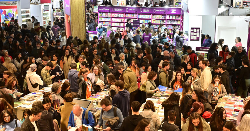 el-nobel-mo-yan,-felipe-pigna-y-miles-de-lectores-colmaron-el-ultimo-sabado-de-la-feria