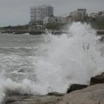 ciclon-extratropical-golpea-la-costa-atlantica:-olas-de-mas-de-siete-metros-y-alerta-naranja-vigente