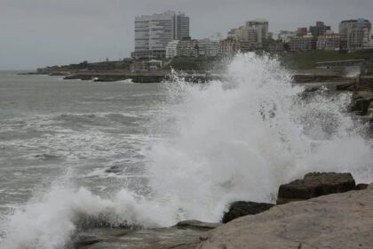 ciclon-extratropical-golpea-la-costa-atlantica:-olas-de-mas-de-siete-metros-y-alerta-naranja-vigente