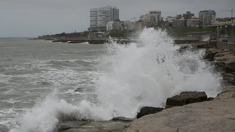 ciclon-extratropical-golpea-la-costa-atlantica:-olas-de-mas-de-siete-metros-y-alerta-naranja-vigente