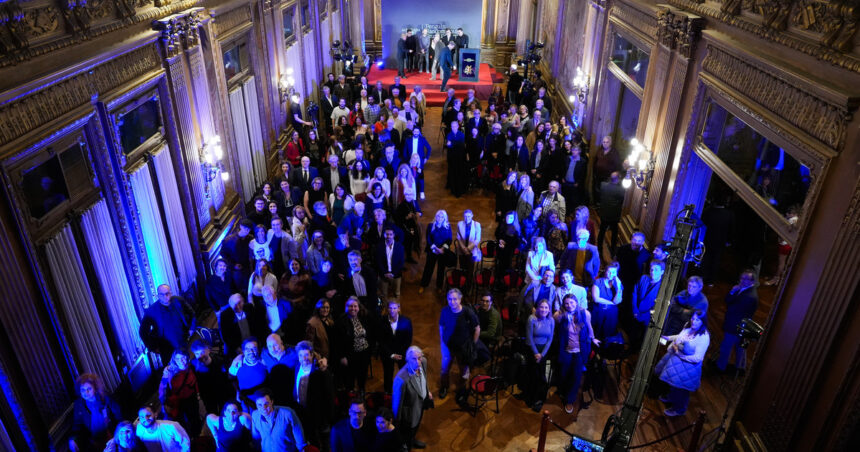 todo-listo-para-participar-de-la-29a-edicion-del-premio-clarin-novela;-el-jurado-es-de-lujo:-ariana-harwicz,-hector-abad-faciolince-y-betina-gonzalez
