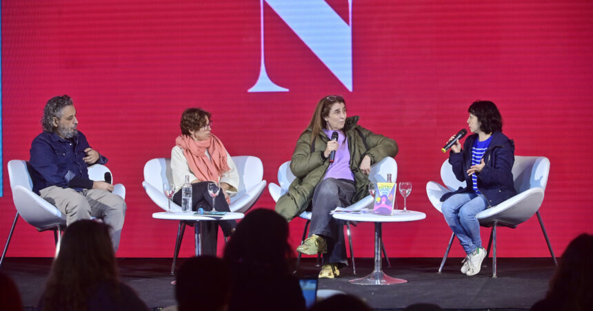 autores-e-historiadores-debatieron-en-el-espacio-clarin-n-como-contarles-la-dictadura-a-los-chicos
