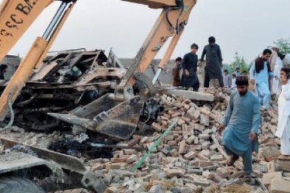atentado-con-coche-bomba-en-pakistan:-12-muertos-y-cinco-heridos