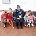 una-policia-amamanto-a-un-bebe-en-pleno-procedimiento:-su-padre-conducia-alcoholizado-con-seis-hijos-a-bordo