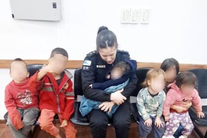 una-policia-amamanto-a-un-bebe-en-pleno-procedimiento:-su-padre-conducia-alcoholizado-con-seis-hijos-a-bordo