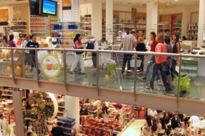 pese-a-la-pax-financiera,-en-la-city-crecen-las-alertas-por-el-freno-de-la-economia-real-y-el-clima-politico