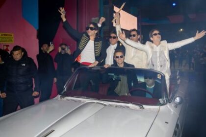 turf-celebro-sus-30-anos-con-una-fiesta-total-en-buenos-aires:-entrada-en-descapotable,-clasicos-y-una-torta-sobre-el-escenario