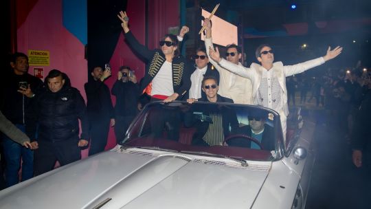 turf-celebro-sus-30-anos-con-una-fiesta-total-en-buenos-aires:-entrada-en-descapotable,-clasicos-y-una-torta-sobre-el-escenario