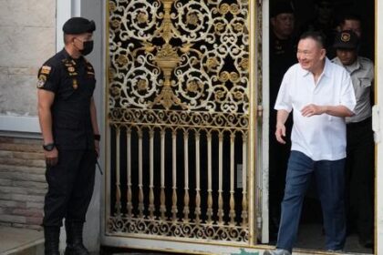 en-tailandia,-el-primer-ministro-thaksin-shinawatra-interroge-sur-su-role-politique-futur-por-la-liberacion-del-pais