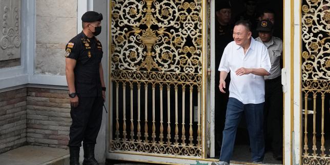 en-tailandia,-el-primer-ministro-thaksin-shinawatra-interroge-sur-su-role-politique-futur-por-la-liberacion-del-pais