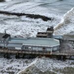 temporal-feroz-en-mar-del-plata:-el-fuerte-oleaje-dano-el-historico-muelle-del-club-de-pesca