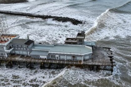 temporal-feroz-en-mar-del-plata:-el-fuerte-oleaje-dano-el-historico-muelle-del-club-de-pesca