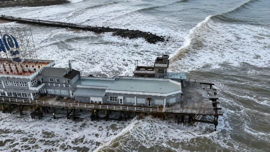 temporal-feroz-en-mar-del-plata:-el-fuerte-oleaje-dano-el-historico-muelle-del-club-de-pesca