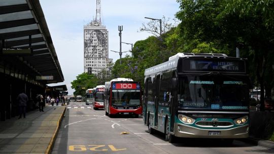 el-gobierno-definio-aumentos-escalonados-para-colectivos-y-trenes:-como-quedan-las-tarifas-hasta-septiembre
