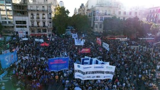 marcha-federal-universitaria:-un-dia-antes-de-la-movilizacion,-el-gobierno-anuncio-un-nuevo-ajuste-a-universidades