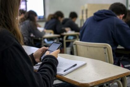 en-el-debate-por-los-celulares-en-el-aula,-expertos-de-unesco-afirman-que-prohibir-no-alcanza