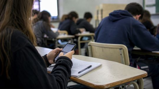 en-el-debate-por-los-celulares-en-el-aula,-expertos-de-unesco-afirman-que-prohibir-no-alcanza