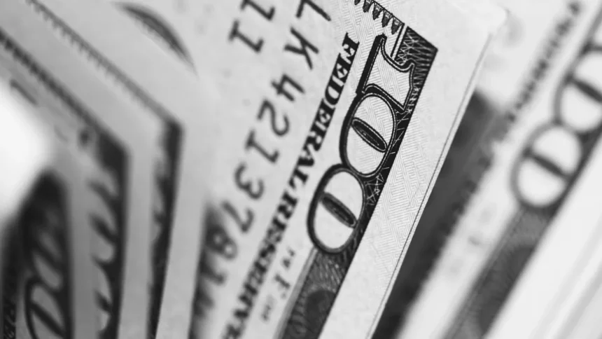 el-dolar-mayorista-bajo-tras-dos-subas-consecutivas-y-volvio-a-alejarse-de-los-$1.400