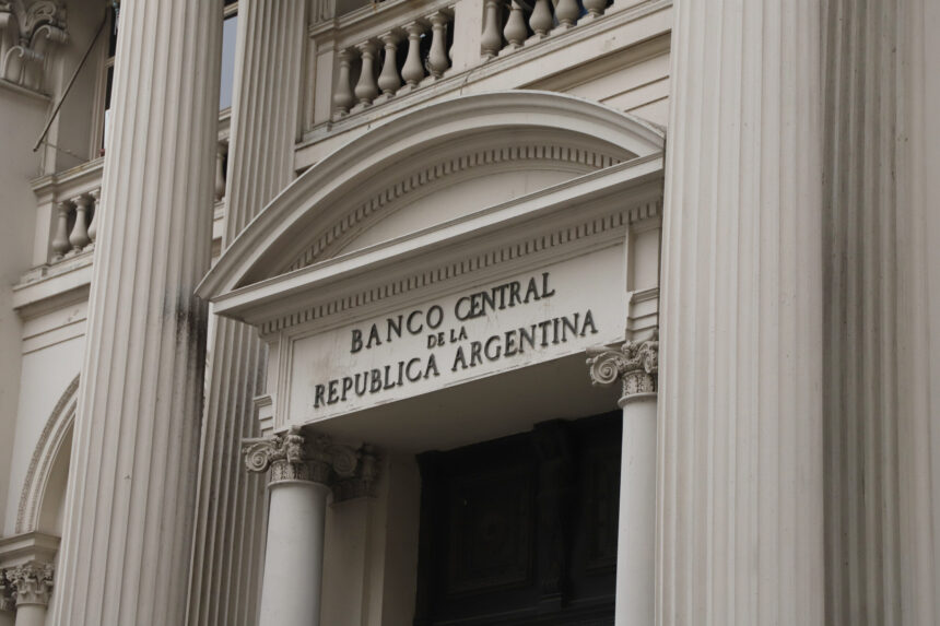 argentina’s-country-risk-drops-below-500-points-for-first-time-since-january