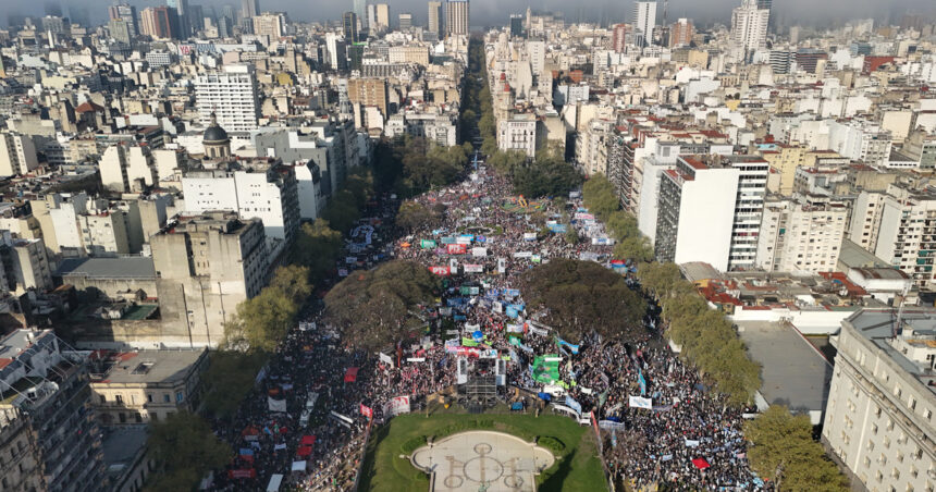 cuarta-marcha-universitaria-contra-la-gestion-milei:-renovada-presion-contra-el-ajuste-y-amplio-respaldo-de-la-oposicion