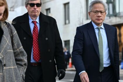jensen-huang-escalo-posiciones-en-la-lista-de-fortunas-globales-tras-el-crecimiento-de-la-infraestructura-para-inteligencia-artificial