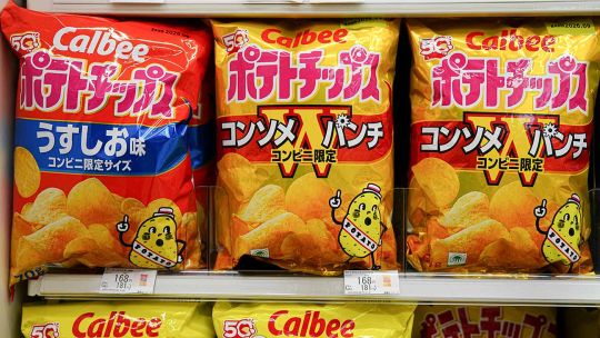 la-guerra-con-iran-llega-a-las-gondolas-japonesas-y-deja-sin-color-a-las-bolsas-de-papas-fritas