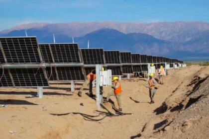 la-rioja:-inauguran-el-parque-hibrido-mas-grande-del-pais-y-ya-preparan-otro-gigante-solar