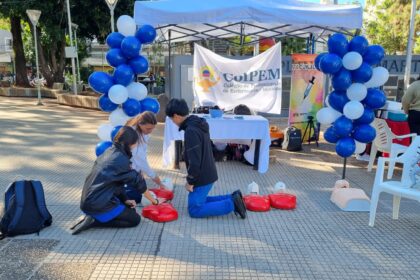 dia-internacional-de-la-enfermeria:-el-colegio-de-enfermeros-salio-a-la-plaza-san-martin-para-ensenar-rcp-y-promover-la-matriculacion-profesional