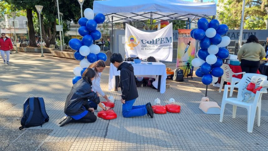 dia-internacional-de-la-enfermeria:-el-colegio-de-enfermeros-salio-a-la-plaza-san-martin-para-ensenar-rcp-y-promover-la-matriculacion-profesional