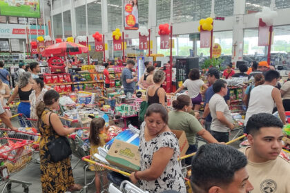 como-queda-argentina-en-el-ranking-mundial-de-precios-de-alimentos,-ropa,-zapatillas-y-electronica-con-la-baja-del-dolar