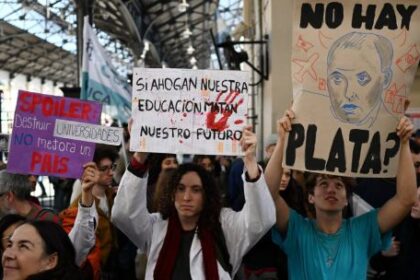 galeria-de-fotos:-la-marcha-universitaria-llega-a-plaza-de-mayo-y-se-extiende-por-todo-el-pais