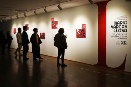 bolivia-inaugura-una-muestra-sobre-vargas-llosa-lector-con-su-biblioteca-y-objetos-ineditos