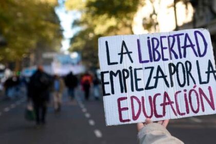 aulas-en-rojo-y-fuga-de-docentes:-la-cruda-radiografia-detras-de-la-multitudinaria-marcha-universitaria
