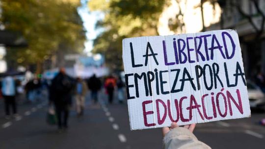 aulas-en-rojo-y-fuga-de-docentes:-la-cruda-radiografia-detras-de-la-multitudinaria-marcha-universitaria