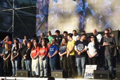 “desprecio-institucional”:-la-comunidad-universitaria-leyo-su-documento-en-plaza-de-mayo-y-le-exigio-a-la-corte-que-intervenga