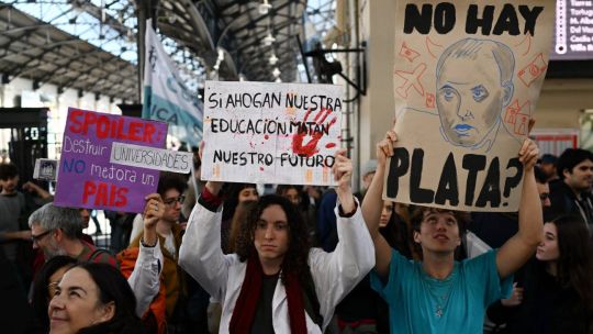 galeria-de-fotos:-la-marcha-universitaria-llega-a-plaza-de-mayo-y-se-extiende-por-todo-el-pais