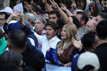 el-peronismo-y-otros-partidos-opositores-“acompanaron”-la-marcha-desde-un-segundo-plano,-casi-sin-tocar-la-plaza