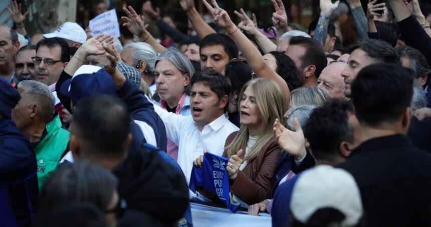 el-peronismo-y-otros-partidos-opositores-“acompanaron”-la-marcha-desde-un-segundo-plano,-casi-sin-tocar-la-plaza