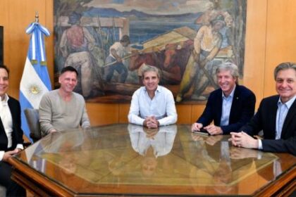 luis-caputo-y-santiago-bausili-recibieron-a-peter-thiel,-el-magnate-que-no-cree-en-la-democracia