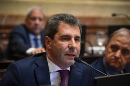 sergio-unac,-exgobernador-de-san-juan,-confirmo-su-candidatura-presidencial-para-2027-y-pidio-al-peronismo-debatir-una-nueva-conduccion