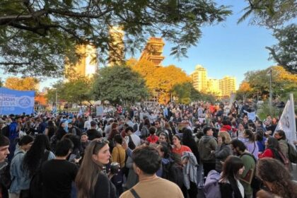marcha-federal-universitaria:-una-multitud-se-movilizo-en-corrientes-y-chaco-en-defensa-de-la-universidad-publica