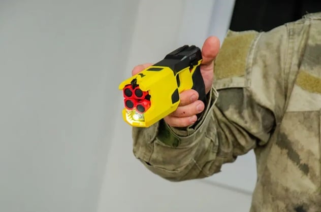 la-policia-de-chaco-incorporo-pistolas-taser-para-sus-unidades-especiales