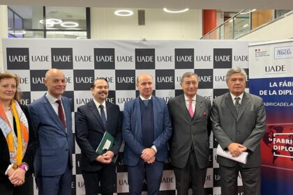 la-diplomacia-sale-a-defenderse:-debate-en-la-uade-en-pleno-clima-de-protesta-universitaria