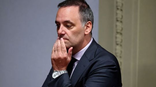 manuel-adorni-comparte-abogado-con-la-familia-del-jubilado-que-recibio-un-millon-de-dolares-en-el-caso-$libra