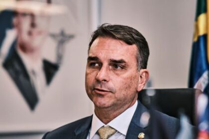 revelan-que-flavio-bolsonaro-negocio-fondos-con-un-banquero-preso-para-una-pelicula-sobre-jair-bolsonaro