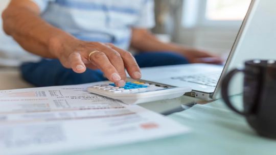 dolares-del-colchon:-como-ingresar-al-regimen-simplificado-de-ganancias-de-arca