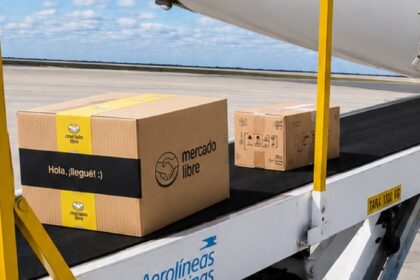 mercado-libre-cerro-una-alianza-con-aerolineas-argentinas-para-llegar-mas-rapido-a-la-patagonia
